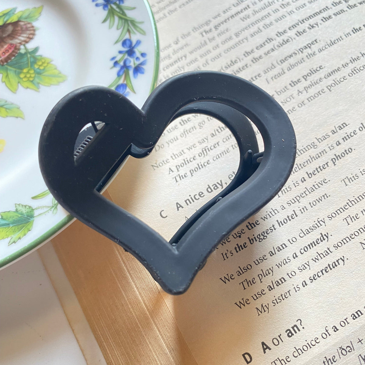 Heart-Shaped Hair Catchers - A Touch of Love for Your Hairstyle